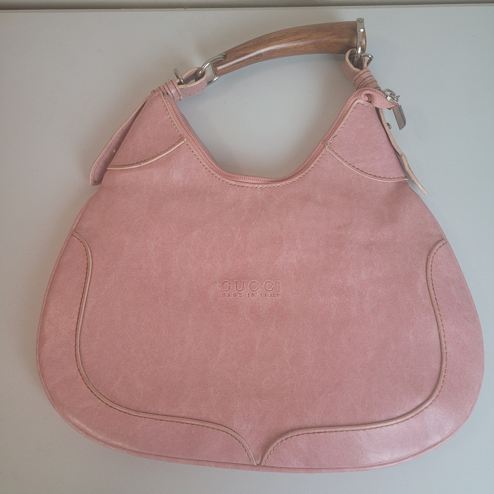 Hand bag color pink.